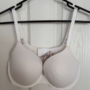 Victoria's Secret 38D Tee Shirt Bra, Push Up, Full Coverage White Like New!